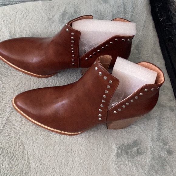 NWT Boots brown size 10 with silver trim  and 3.5 inch heels - Picture 2 of 11